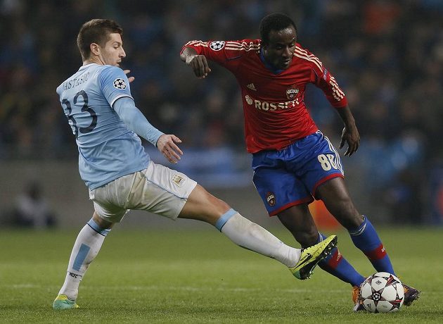 Matija Nastasič (vlevo) z Manchesteru City v souboji se Seydou Doumbiou z CSKA Moskva.