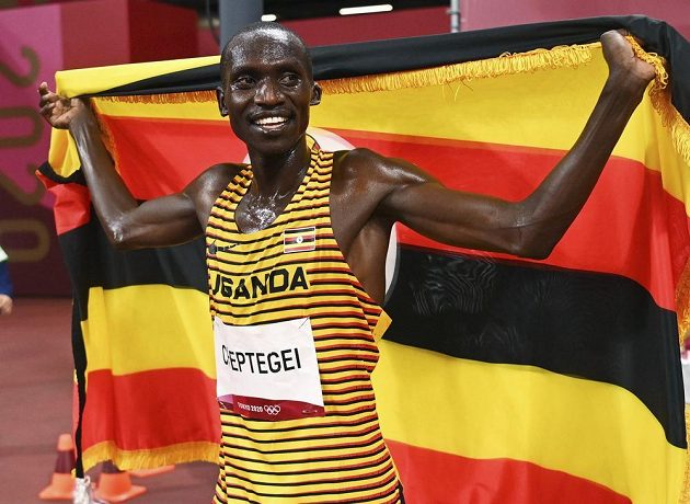 Olympijské finále v běhu na 5000 metrů vyhrál v Tokiu v čase 12:58,15 světový rekordman Joshua Cheptegei z Ugandy