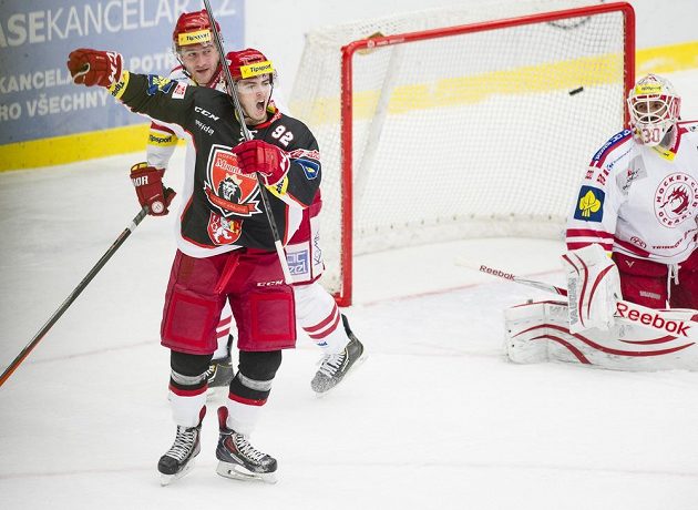 Královéhradecký útočník Lukáš Nedvídek (č. 92) slaví gól proti Třinci. Vpravo přihlíží smutný brankář Ocelářů Šimon Hrubec.