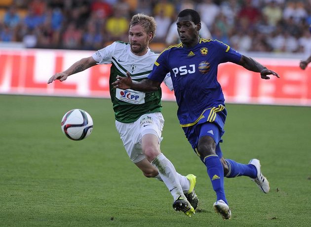 Jablonecký Tomáš Hübschman (vlevo) z Jablonce a Augusto Batioja z Jihlavy v dohrávce 3. kola Synot ligy.