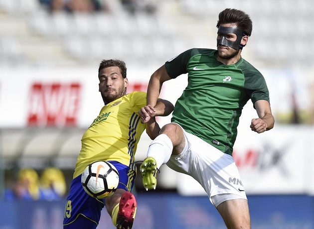 Zlínský Joaquin Pablo Podio ze Zlína (vlevo) v souboji s Vojtěchem Kubistou z Jablonce v utkání 5. kola HET ligy.