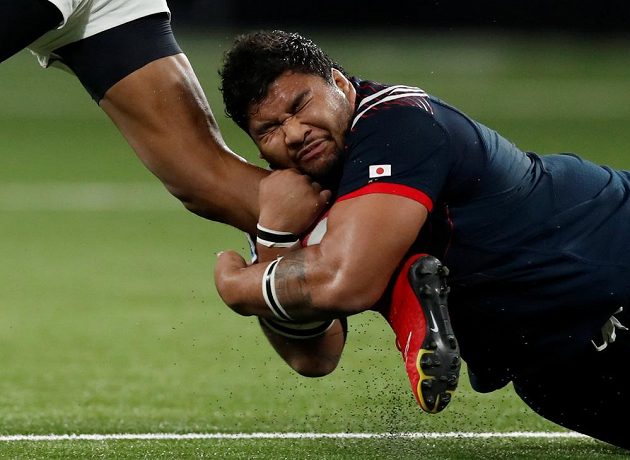 Nikam nepůjdeš! Francouz Sebastien Taofifenua odchytil za nohou soupeře z Japonska.
