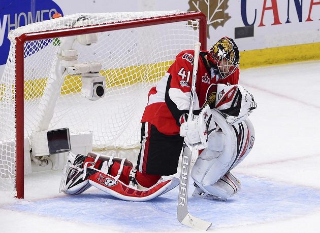 OBrankář Ottawy Craig Anderson slaví výhru nad Pittsburghem v šestém utkání finále Východní konference NHL.