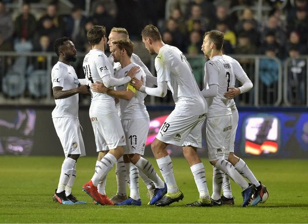 Fotbalisté Plzně se radují z gólu, který z penalty vstřelil kapitán týmu Patrik Hrošovský (uprostřed s číslem 17).