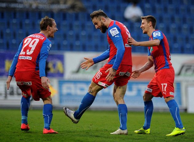 Plzeňští fotbalisté (zleva) Jan Chramosta, Jan Holenda a Patrik Hrošovský se radují z gólu na hřišti Teplic.