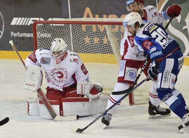 Brankář Třince Peter Hamerlík je připravený zasáhnout v utkání 27. kola hokejové extraligy. Zprava přihlížejí Hynek Zohorna z Brna a Tomáš Marcinko z Třince.