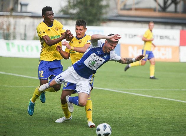 Ibrahim Benjamin Traoré a Zoran Gajič ze Zlína se snaží zastavit Tomáše Přikryla z Mladé Boleslavi v utkání úvodního kola nejvyšší soutěže.