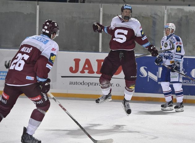 Obránce Sparty Michal Čajkovský (druhý zprava) se raduje z vítězného gólu v duelu s Kometou Brno.