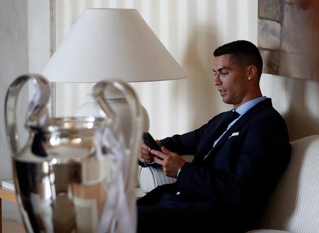 Společnost dělal Cristianu Ronaldovi pohár pro vítěze Ligy mistrů. Hvězda Realu Madrid si ho ale moc nevšímala.