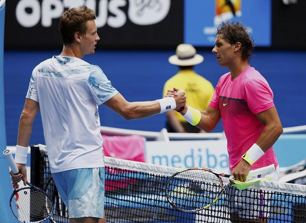 Španělský tenista Rafael Nadal (vpravo) gratuluje Tomáši Berdychovi k postupu do semifinále Australian Open.