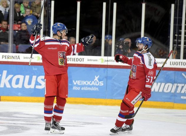 Střelec třetího českého gólu Jan Rutta (vlevo) přijímá gratulace od Romana Horáka.