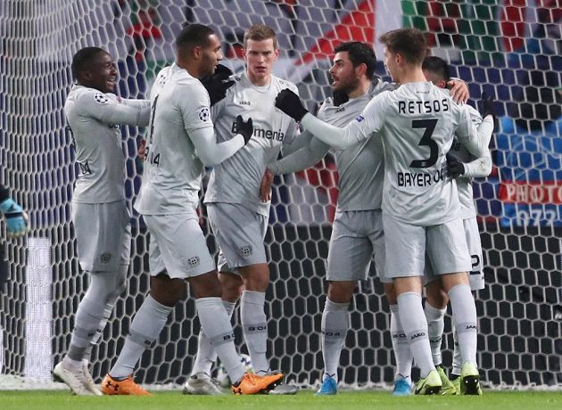 Fotbalista Bayeru Leverkusen Kevin Volland slaví se spoluhráči gól v síti Lokomotivu Moskva, který padl v utkání Ligy mistrů.