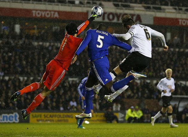 Brankář Petr Čech vyboxovává míč před spoluhráčem Kurtem Zoumou (uprostřed) a Richardem Keoghem z Derby County.