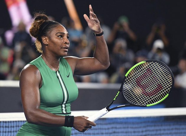 Serena Williamsová zdraví fanoušky po vítězství v osmifinále na Australian Open.