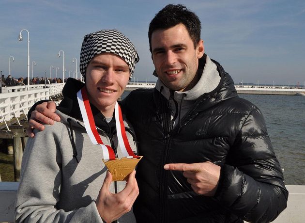 Pavel Maslák (vlevo) pózuje se zlatou medailí, kterou vybojoval v běhu na 400 metrů na halovém mistrovství světa v polských Sopotech. Společnost mu dělá tyčkař Jan Kudlička (vpravo), který si ze šampionátu veze bronz.