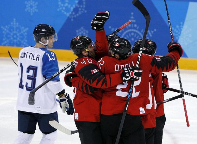 Hokejisté Kanady se radují z jediného gólu, který ve čtvrtfinále olympijského turnaje proti Finům vstřelil obránce Noreau.