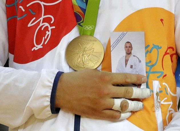 Lukáš Krpálek na stupních s fotografií zesnulého reprezentačního kolegy Alexandra Jurečky.
