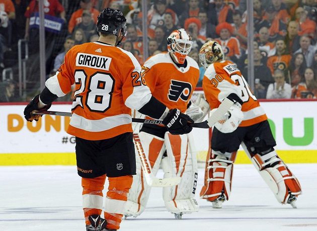 Kapitán Philadelphie Flyers Claude Giroux sleduje, jak za stavu 0:3 v utkání s Pittsburghem jeho tým střídá brankáře. Brian Elliott opouští ledovou plochu, nastupuje Michal Neuvirth.