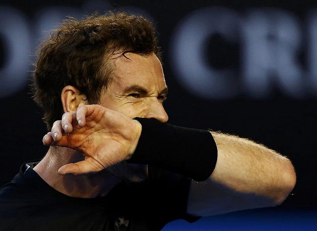 Britský tenista Andy Murray si utírá pot během semifinále v Melbourne proti Tomáši Berdychovi.