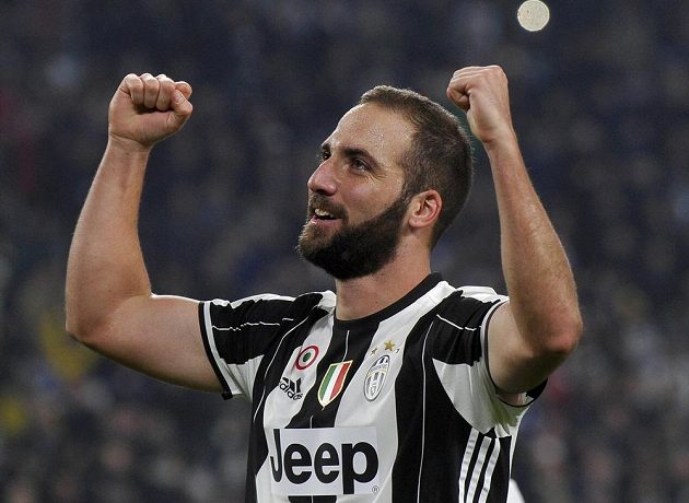 Útočník Juventusu Gonzalo Higuaín slaví gól proti Lyonu v zápase Ligy mistrů.
