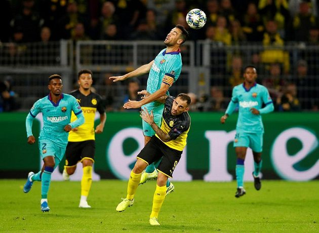 Barcelonský Sergio Busquets v akci v utkání Ligy mistrů s Borussií Dortmund.