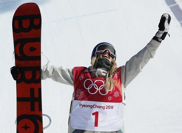 První olympijskou vítězkou ve snowboardové disciplíně Big Air se stala Rakušanka Anna Gasserová.