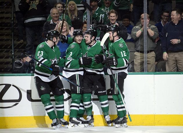 Český hokejista Radek Faksa (úplně vpravo) slaví gól se spoluhráči z Dallasu v utkání NHL proti Torontu Maple Leafs. Na snímku jsou ještě Devin Shore (17), Esa Lindell (23) a John Klingberg (3)