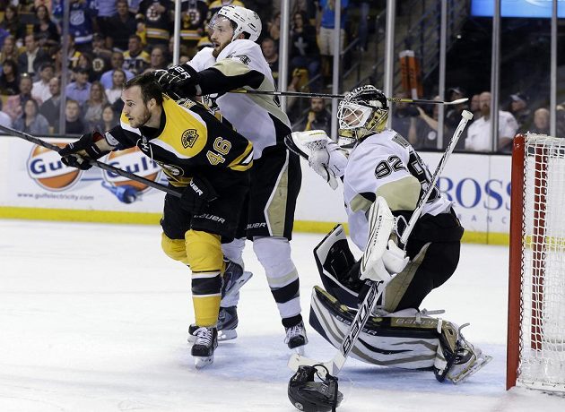 Bek Penguins Brooks Orpik (uprostřed) se snaží zastavit Davida Krejčího, který clonil brankáři Tomáši Vokounovi.