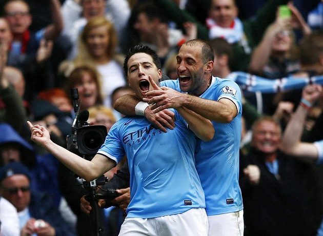 Záložník Manchesteru City Samir Nasri (vlevo) slaví se spoluhráčem Pablem Zabaletou gól proti West Hamu ve 38. kole Premier League.