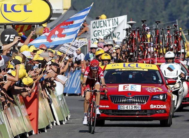 Rus Ilnur Zakarin si dojíždí pro vítězství v sedmnácté etapě Tour de France.
