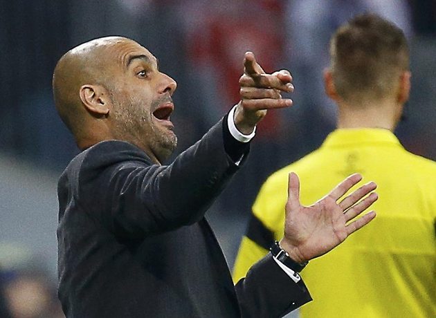 Trenér Bayernu Pep Guardiola dává pokyny svým svěřencům v odvetě čtvrtfinále Ligy mistrů s Manchesterem United.