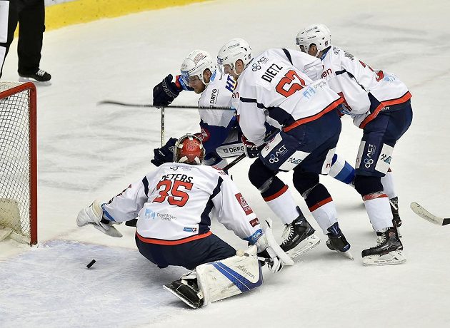 Zleva brankář Chomutova Justin Peters, útočník Brna Martin Dočekal a chomutovští obránci Stanislav Dietz a Ronald Knot.