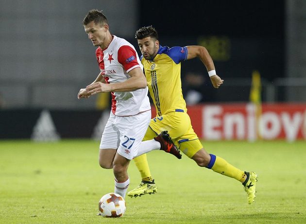 Útočník Slavie Tomáš Necid měl dvě velké šance Pražanů už během první půle utkání Evropské ligy na hřišti Maccabi Tel Aviv. Ani jedna však gólem neskončila.
