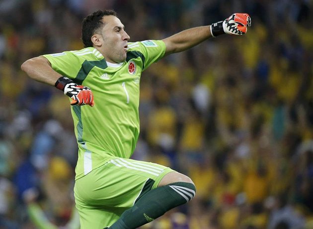 Kolumbijský brankář David Ospina slaví gól svého mužstva v duelu proti Uruguayi.