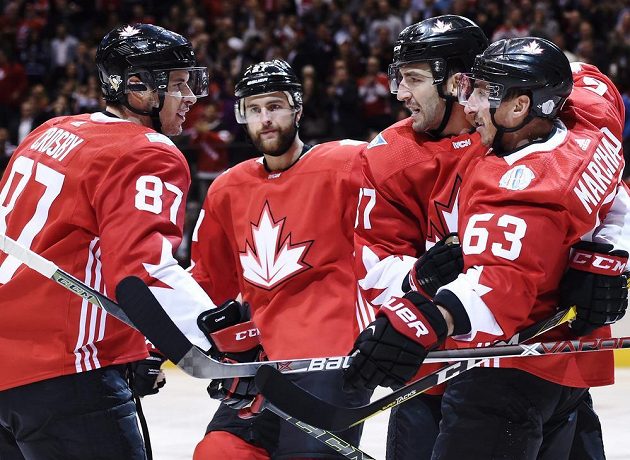 Kanaďané (zprava) Brad Marchand, Patrice Bergeron, Alex Pietrangelo a Sidney Crosby se radují z gólu proti Výběru Evropy.