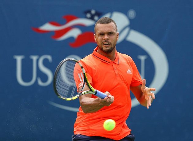 Francouzský tenista Jo-Wilfried Tsonga v zápase proti Jarkko Nieminenovi z Finska.