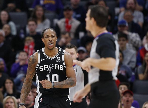 Forward St. Antonia DeMar DeRozan (vlevo) se rozčiluje na rozhodčího poté, co mu byl odpískán faul a pak dvě technické chyby, po kterých byl vyhozen z týmu v zápase proti Sacramentu.