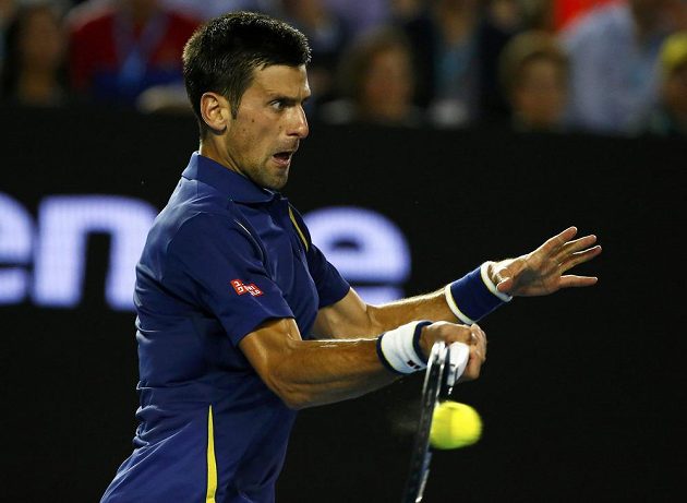 Srb Novak Djokovič při semifinále Australian Open se Švýcarem Rogerem Federerem.