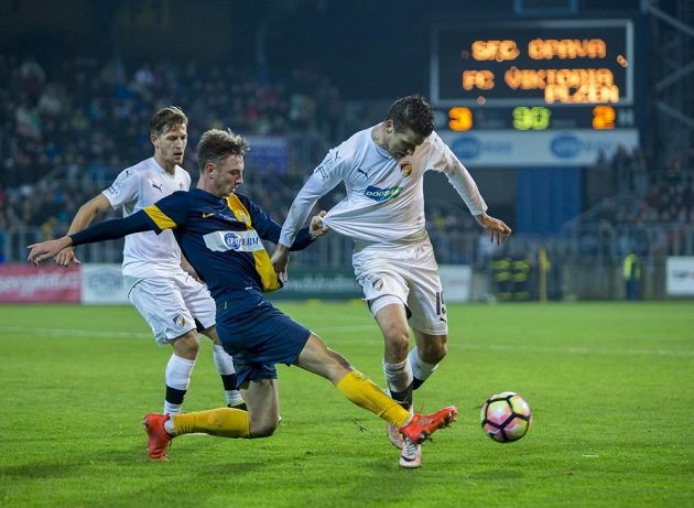Opavský Jakub Janetzký v souboji s plzeňským Janem Kovaříkem (vpravo) a Patrikem Hrošovským.