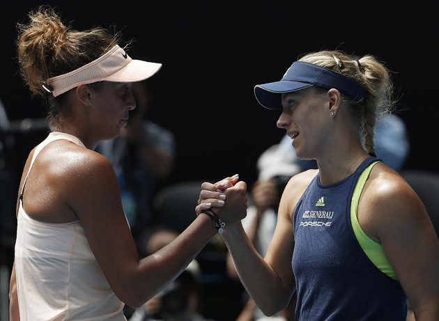 Madison Keysová (vlevo) z USA gratuluje své přemožitelce Angelique Kerberové k postupu do semifinále Australian Open.