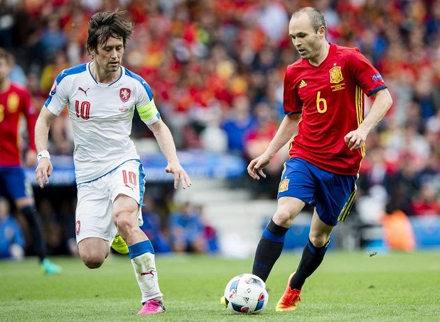 Dirigenti hry obou mužstev. (Vlevo) Tomáš Rosický, vpravo Andrés Iniesta ze Španělska.