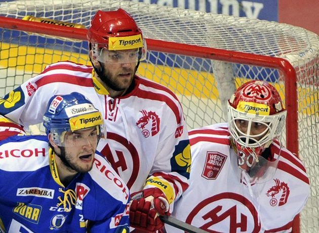 Shluk před třineckou brankou: Dalibor Řezníček (vlevo) ze Zlína s Lukášem Galvasem a gólmanem Šimonem Hrubcem.