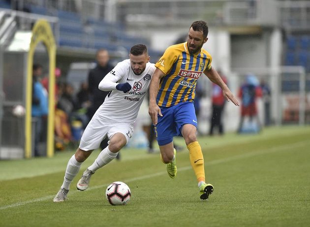 Tomáš Zajíc ze Slovácka (vlevo) a Jan Žídek z Opavy v akci během utkání nejvyšší soutěže.