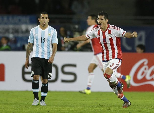 Záložník Marcos Cáceres (vpravo) oslavuje gól do sítě Argentiny na mistrovství Jižní Ameriky.