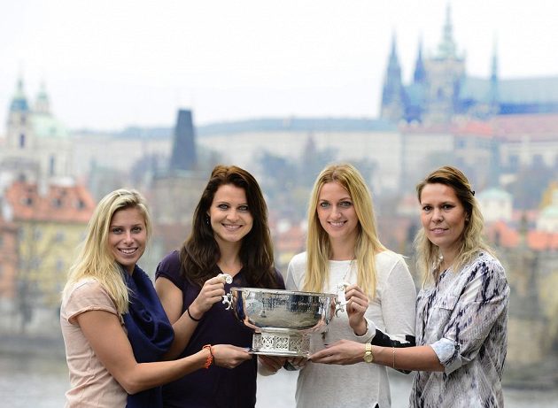 České tenistky pózují s pohárem pro vítězky Fed Cupu. Zleva Andrea Hlaváčková, Lucie Šafářová, Petra Kvitová a Lucie Hradecká.
