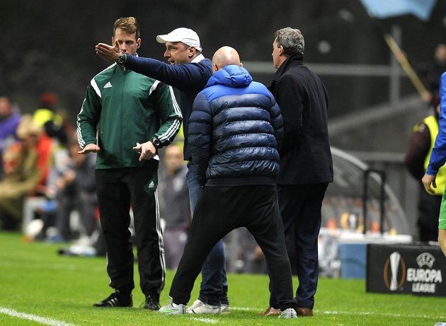 Kouč Slovanu Liberec Jindřich Trpišovský se rozčiluje nad verdiktem běloruského rozhodčího Kulbakova, který okradl Slovan v Braze o druhý gól.