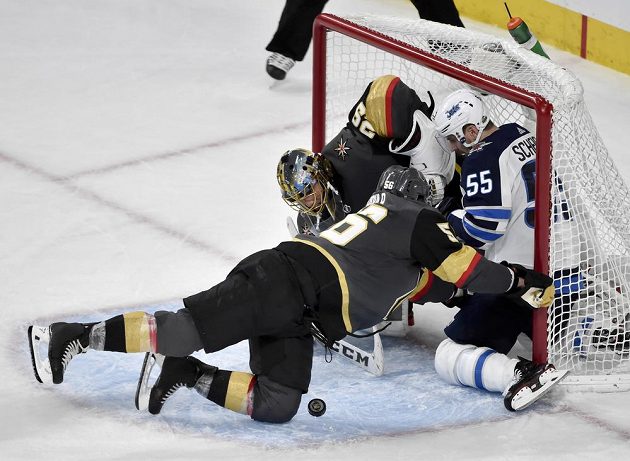 Útočník Winnipegu Jets Mark Scheifele sice dal Rytířům z Vegas dva góly, tentokrát však skončil místo puku v síti sám. Společnost v brance mu dělal gólman týmu Golden Knights Marc-Andre Fleury.V pádu před brankou zasahuje Erik Haula z Vegas.