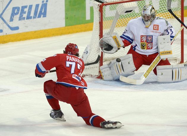 Artemi Panarin prostřeluje českého brankáře Pavla Francouze, sborná tou dobou vedla už 3:0.