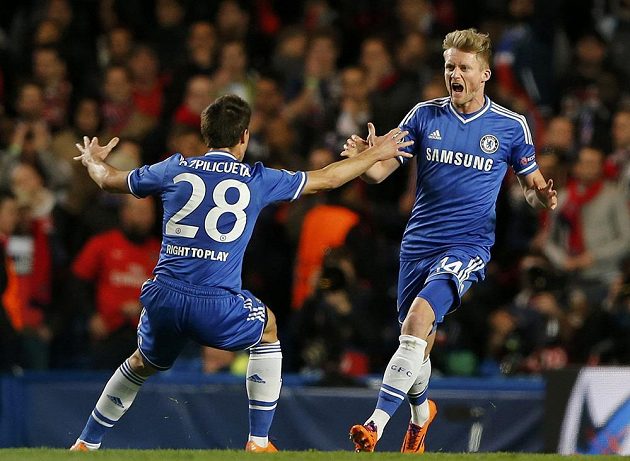 Útočník Chelsea Schürrle (vpravo) a Cesar Azpilicueta oslavují gól proti PSG.