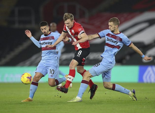 Tomáš Souček (vpravo) z West Hamu a jeho spoluhráč Manuel Lanzini, uprostřed James Ward-Prowse ze Southamptonu.